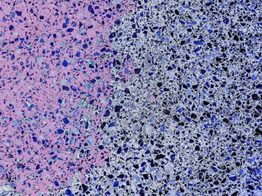 Mavi ve mor tonlarda benekli renkli fayansların arkaplanı.