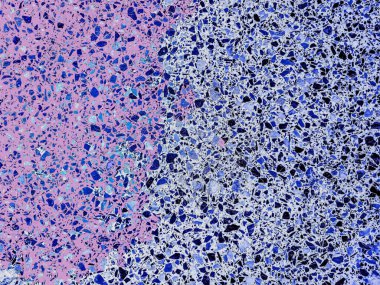 Mavi ve mor tonlarda benekli renkli fayansların arkaplanı.