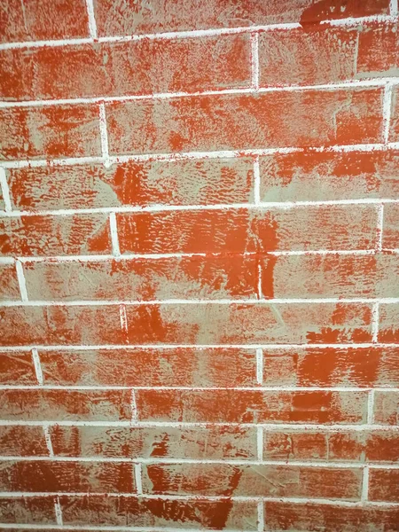 Duvar dikişli kırmızı tuğladan yapılmış, yapay olarak yaşlanmış ve çimentoyla kaplanmış..