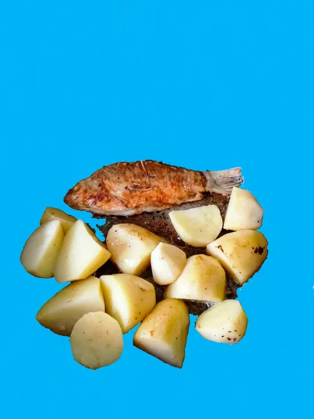 Mavi arka planda patatesli kızarmış balık var, metin eklemek için boş alan var.