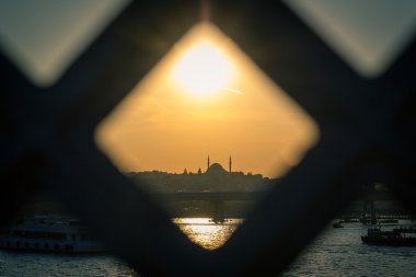 Закат на мосту Галата в Стамбуле