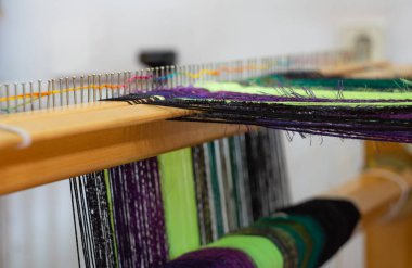 Bir dokuma tezgahında geleneksel Sırp yün motiflerinin üretimi. Yün eşarp yapmak için bir atölyeye yakın çekim