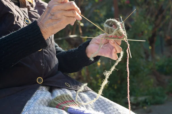 Primer Plano Mano Una Anciana Usando Agujas Para Tejer Calcetines — Foto de Stock
