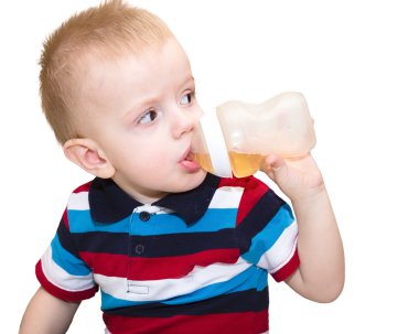 Sarışın küçük çocuk, Avrupa, içecekler suyu bir sm