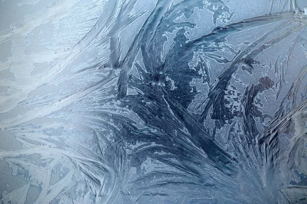 Große frostige Muster auf Glas in Blautönen — Stockfoto