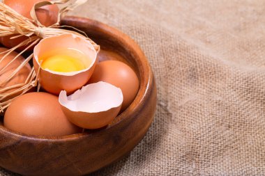 Yumurta, kırsal tarzı ahşap kase