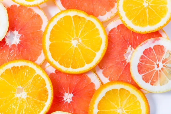 De citrus gesneden door cirkels ligt op een tafel — Stockfoto