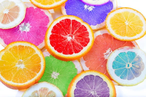 De multi-gekleurde citrus van kunstmatige kleur gesneden door cirkels leugens — Stockfoto