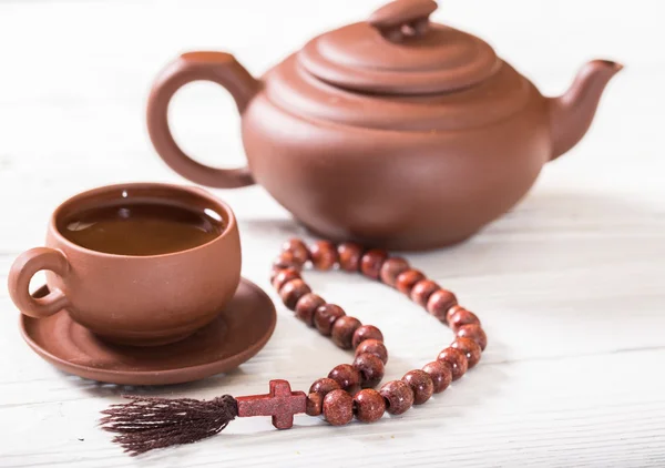 Ceramic ware and chapelt on a white table — Stock Photo, Image