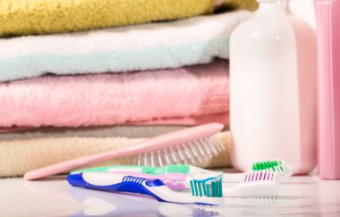 Havlu, saç fırçası ve diş fırçaları pastel tonlarda