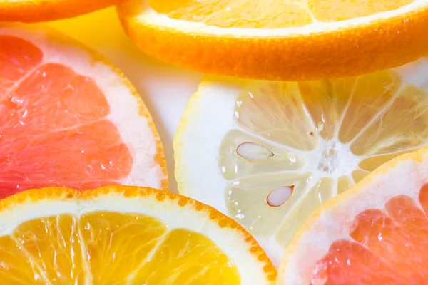 De citrus gesneden door cirkels ligt op een tafel — Stockfoto