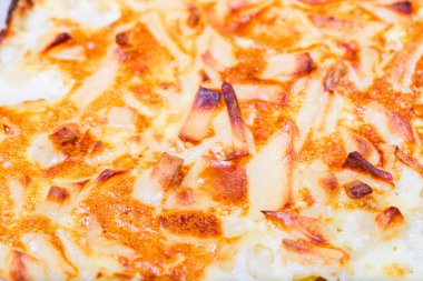 Ekşi krema içinde pişmiş patates kırmızı dilim