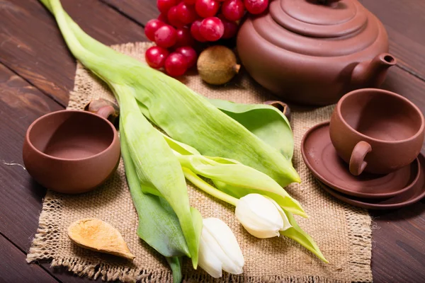 Stück Kuchen, Tee und Blumen auf einer Serviette aus einem Sack — Stockfoto