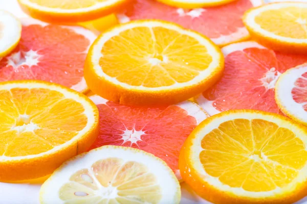 De citrus gesneden door cirkels ligt op een tafel — Stockfoto