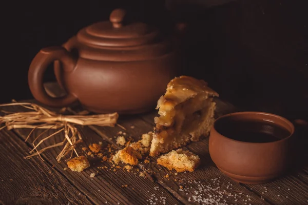 Stück Kuchen und Keramik für Tee auf einem alten Holztisch — Stockfoto