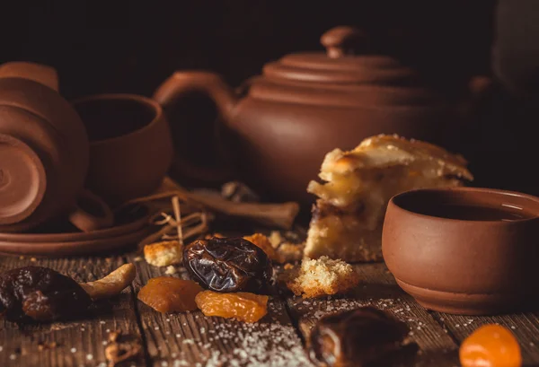 Stück Kuchen und Keramik für Tee auf einem alten Holztisch — Stockfoto