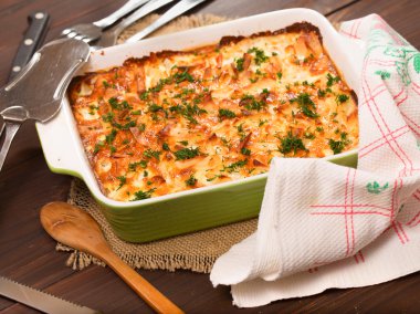 Mutfak masasının üzerinde fırında patates ile çanak