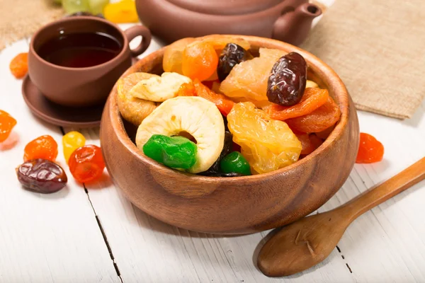 Teetrinken mit getrockneten Früchten aus Keramik — Stockfoto