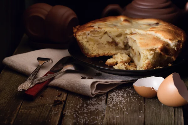 Stück Kuchen und Keramik für Tee auf einem alten Holztisch — Stockfoto