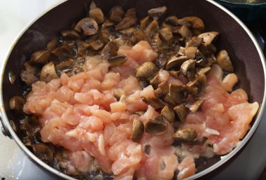 Ham tavuk eti ve mantar bir tava üzerinde