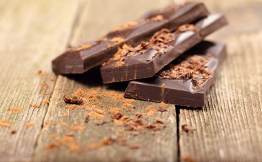 Adet eski kurullarında çikolata ve çikolata kırıntısı