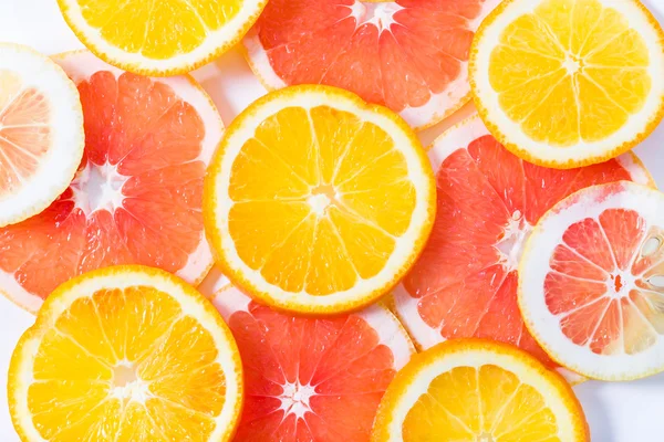 De citrus gesneden door cirkels ligt op een tafel — Stockfoto