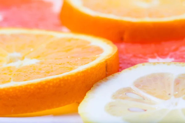 De citrus gesneden door cirkels ligt op een tafel — Stockfoto