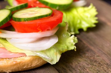 Sandviç eski gri kurulları diğer sebze ve salata ile