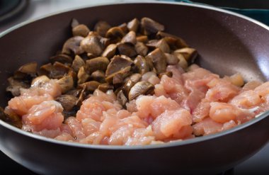 Ham tavuk eti ve mantar bir tava üzerinde