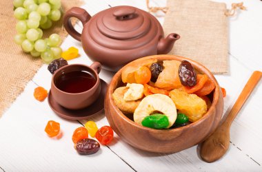 Kurutulmuş meyve ile Seramik içme çay