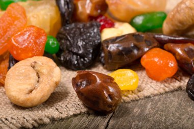 Kurutulmuş meyve: elma, Kuru Kayısı, incir, tarihler