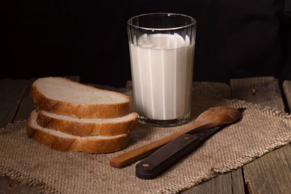 Pequeno-almoço rural pobre: copo de leite e pão — Fotografia de Stock