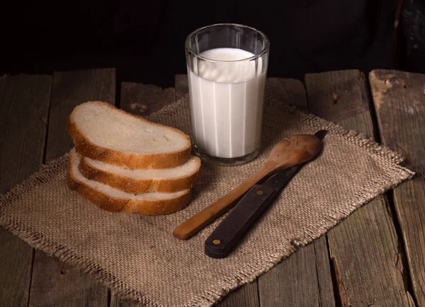 Pequeno-almoço rural pobre: copo de leite e pão — Fotografia de Stock