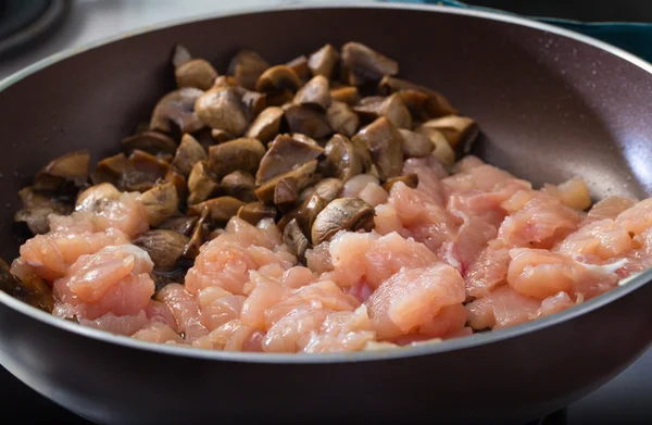 Ham tavuk eti ve mantar bir tava üzerinde