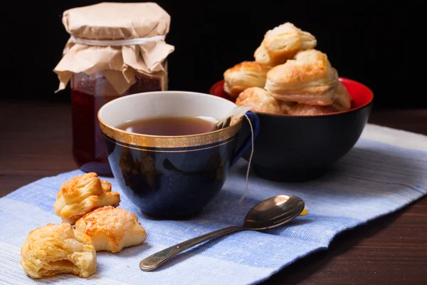 Tasse Tee, hausgemachte Kekse und Marmeladengläser — Stockfoto
