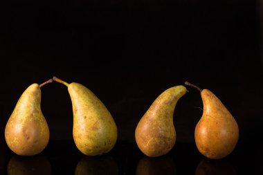 Flavovirent armut siyah bir arka plan yansıması ile