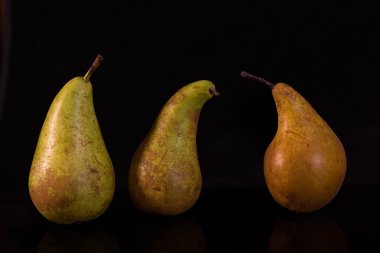 Flavovirent armut siyah bir arka plan yansıması ile