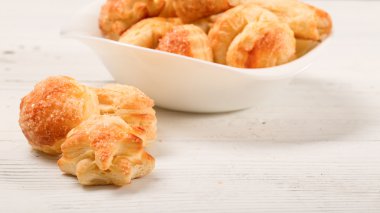 Puf böreği Beyaz ahşap bir masa üzerinde gelen tanımlama bilgileri ev yapımı