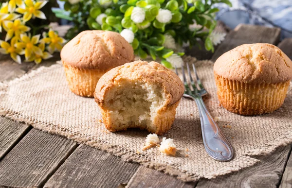 Der gefangene Biskuitkuchen, im ländlichen Stil liegend — Stockfoto