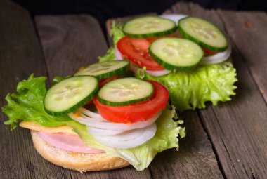 Sandviç eski gri kurulları diğer sebze ve salata ile