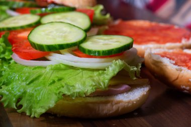 Marul yaprakları ve taze sebze ile sandviç