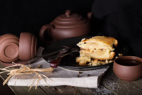 Stück Kuchen und Keramik für Tee auf einem alten Holztisch — Stockfoto