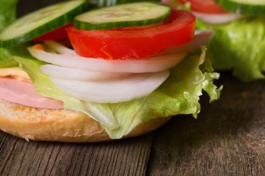 Sandviç eski gri kurulları diğer sebze ve salata ile