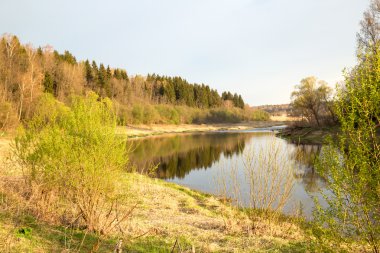 Nehir kıyısında günbatımı güneş yaktı bahar