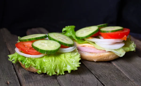 Sandwich cu salată și alte legume pe plăci gri vechi — Fotografie, imagine de stoc