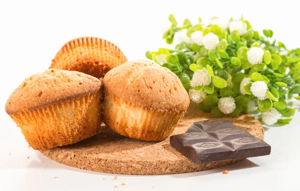 Sammensætning fra kager, chokolade og blomster - Stock-foto