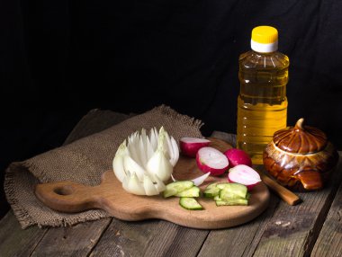 Eski ahşap masa kesilmiş sebzeler