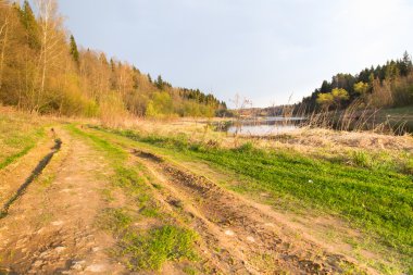Nehir kıyısında günbatımı güneş yaktı bahar
