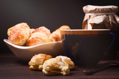 Fincan çay, ev yapımı kurabiye ve reçel kavanoz