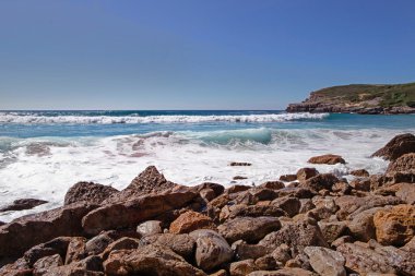 Büyük taşlar ile deniz kıyısı